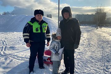 В Юго-Восточном округе Москвы автоинспекторы провели акцию с детьми и их родителями в местах катания на тюбингах
