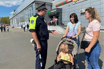 Сотрудники столичной Госавтоинспекции провели с родителями профилактические беседы об обеспечении детской безопасности на дорогах города