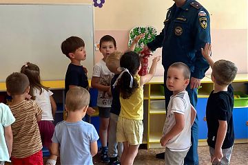 "Детям об огне": сотрудники МЧС провели занятие на тему "Пожарная безопасность" в детском саду