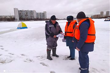 Водный патруль: сотрудники МЧС на судне с воздушной подушкой провели рейд на акватории р.Москвы