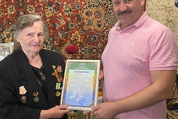 Депутат Абрамов Игорь Николаевич поздравил с 85-летним юбилеем Николаеву Татьяну Борисовну.
