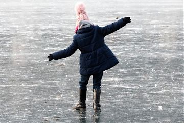 Опасности первого льда: спасатели напоминают основные правила безопасного поведения вблизи водоемов 