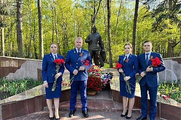 В преддверии 78-й годовщины Победы в Великой Отечественной войне Кузьминский межрайонный прокурор Евгений Валдаев и молодые специалисты  почтили память соотечественников, отдавших  жизни за свою страну. 