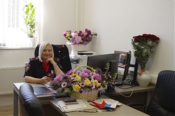 В преддверии Дня России сотрудник Отдела по вопросам миграции совместно с председателем Общественного совета при УВД по ЮВАО торжественно вручили подросткам первые паспорта