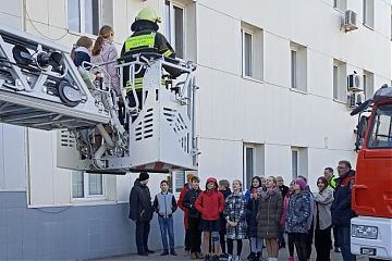 Студенты колледжа узнали до какого этажа дотягивается пожарная лестница