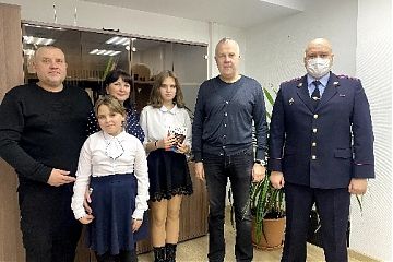 Полицейские ЮВАО совместно с секретарем Общественного совета при ГУ МВД России по г. Москве поздравили юных жителей столицы с Днем Конституции и торжественно вручили паспорта
