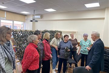 ВОЛОНТЕРЫ В РАЙОНЕ ТЕКСТИЛЬЩИКИ ПЛЕТУТ МАСКИРОВОЧНЫЕ СЕТИ