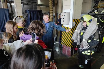 Школьники узнали, почему пожарные сидят за партой