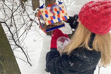 Энергетики – птицам: в природно-историческом парке «Кузьминки-Люблино» открылись новые птичьи рестораны