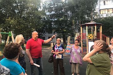 ВСТРЕЧА ВО ДВОРЕ