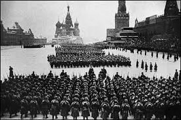 ЛЕГЕНДАРНОМУ ПАРАДУ 75 ЛЕТ