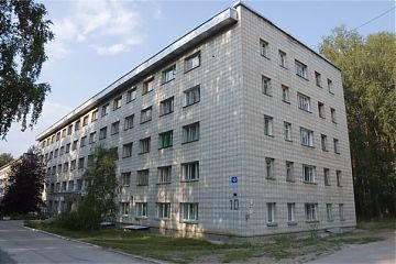 Кузьминская межрайонная прокуратура через суд восстановила жилищные права семьи, проживающей в бывшем заводском общежитии