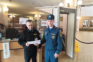 Сотрудники государственного пожарного надзора напомнили юным посетителям центра социального обслуживания о пожарной безопасности