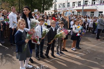 Сотрудники полиции поздравили своих подшефных учеников с началом  учебного года