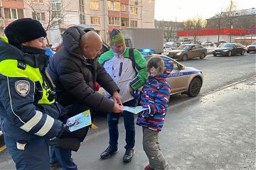 Сотрудники Госавтоинспекции Юго-Восточного округа совместно с общественником провели акцию для пешеходов «ПДД с рождения»