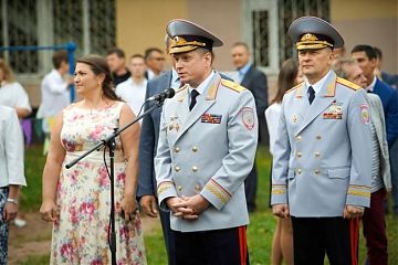 Начальник УВД по ЮВАО и начальник УГИБДД ГУ МВД России по г. Москве поздравили учащихся школы Фридмана с наступающим учебным годом