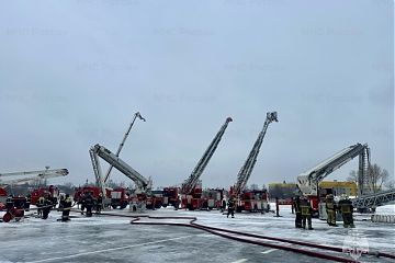 Столичные пожарные изучили различные способы подачи огнетушащих веществ с использованием подъемных механизмов