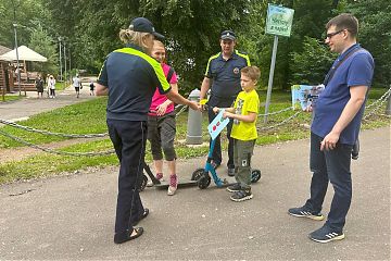 Сотрудники ГИБДД УВД по ЮВАО совместно с общественником провели профилактическое мероприятие в рамках акции «Каникулы с Общественным советом»