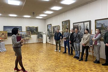 Молодые сотрудники органов внутренних дел посетили выставку «Преемственность военных поколений» в студии художников имени В. Верещагина
