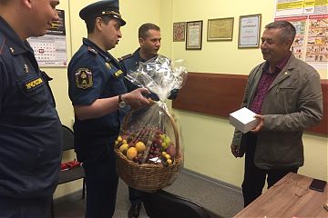 Сотрудники МЧС не забывают своих ветеранов