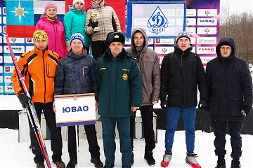 На спортивной базе "Поляны" состоялись соревнования территориального пожарно-спасательного гарнизона города Москвы по лыжному спорту. 