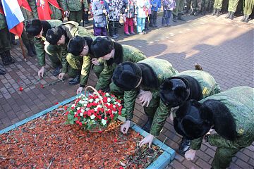 21 ФЕВРАЛЯ ВОЗЛЕ ПАМЯТНИКА «ПУШКА» НА УЛ. ЮНЫХ ЛЕНИНЦЕВ ПРОШЕЛ МИТИНГ, ПОСВЯЩЕННЫЙ ДНЮ ЗАЩИТНИКА ОТЕЧЕСТВА
