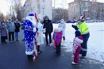 На юго-востоке столицы сотрудники ГИБДД и Общественный совет провели игровые занятия для маленьких пешеходов