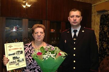 УВД по ЮВАО поздравило мать погибшего сотрудника с юбилеем и новым годом