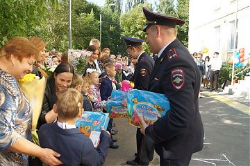 Руководители УВД по ЮВАО поздравили детей с Днем знаний