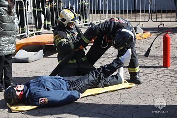 В Москве на базе 13-ой Специализированной пожарно-спасательной части по тушению крупных пожаров имени Е. Н. Чернышёва прошел первый этап соревнований на звание Лучшая команда МЧС России по проведению аварийно-спасательных работ при ликвидации чрезвычайных