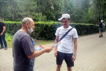 В преддверии жарких выходных сотрудники 1 отдела пожарного надзора ЮВАО в так полюбившемся жителями округа парке «Кузьминки-Люблино» провели профилактические рейды, направленные на предупреждение пожаров и загораний