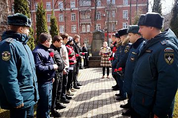 Возложение цветов к памятнику «Спасенный мир Чернобыль помнит» 