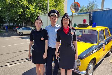 Ко Дню ОРУД-ГАИ-ГИБДД около ГИБДД ЮВАО поставлена милицейская машина и инспектор ГАИ милиции (актер)