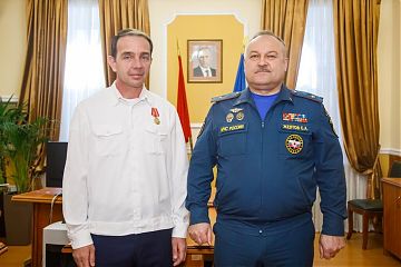 В Москве наградили героев, спасших девушку на пожаре