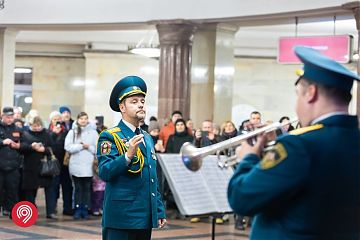 В День защитника Отечества оркестр московского управления МЧС России подарил праздничные композиции пассажирам метрополитена