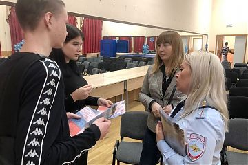 Полицейские ЮВАО проводят среди школьников беседы о вреде употребления наркотиков и разъясняют новые законы о фейках