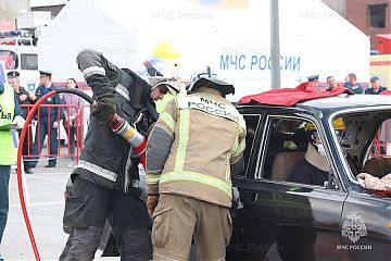 Сборная московского управления МЧС России стала серебряным призером в соревнованиях на звание «Лучшая команда Центрального федерального округа по проведению аварийно-спасательных работ при ДТП»