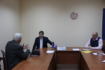 НА ПРИЕМЕ У ДЕПУТАТА