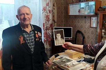 Сотрудники МЧС поздравили ветерана ВОВ