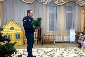 Малышам ЮВАО рассказали, как правильно нарядить ёлку
