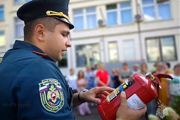 Cотрудники МЧС России провели практическое занятие по пожарной безопасности с представителями образовательного учреждения столицы