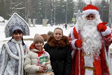 На юго-востоке полицейский Дед Мороз поздравляет участников дорожного движения с наступающим Новым годом