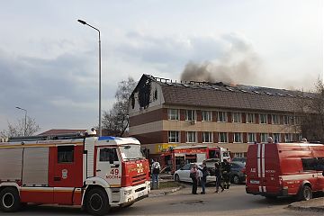 При пожаре в бизнес-центре огнеборцами Юго-Восточного округа спасен человек