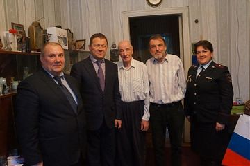 Руководство УВД по ЮВАО поздравило ветерана ВОВ и ОВД с 95-летием
