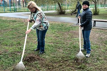 Участие сотрудников аппарата Совета депутатов муниципального округа Текстильщики в общегородском субботнике по уборке парка Шкулева