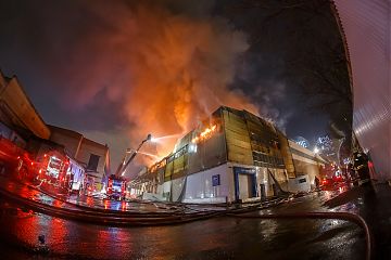 Семь часов понадобилось пожарным для ликвидации крупного пожара на Юго-Востоке Москвы